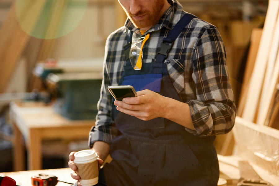 Stein Gebra Logistik - B2B - Handwerker in Werkstatt beauftragt per Smartphone